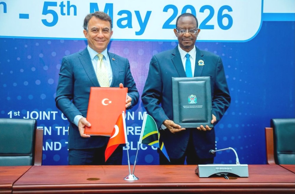 Balozi Said Shaib Mussa, Naibu Katibu Mkuu wa Wizara ya Mambo ya Nje na Ushirikiano wa Afrika Mashariki na Balozi Volkan Işikçi, Mkurugenzi Mkuu kutoka Wizara ya Mambo ya Nje ya Uturuki mara baada ya kusaini Maazimio ya Ushirikiano baina ya pande mbili.